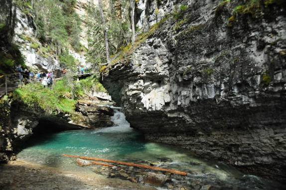 Água azul e cachoeiras no Johnston Canyon, no Banff National Park, em Alberta, no Canadá